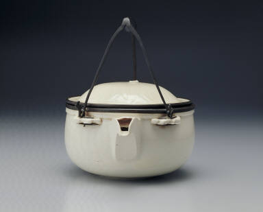 Covered-pot with three lugs in white glaze