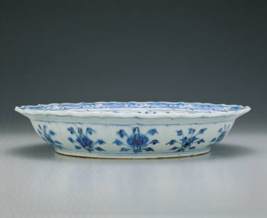 Lotus-shaped dish with floral design in underglaze blue