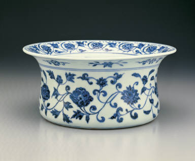 Basin with floral design in underglaze blue