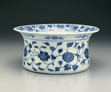 Basin with floral design in underglaze blue