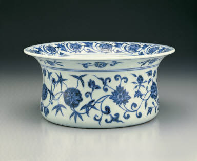Basin with floral design in underglaze blue