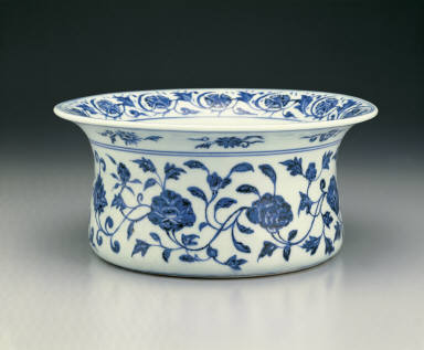 Basin with floral design in underglaze blue
