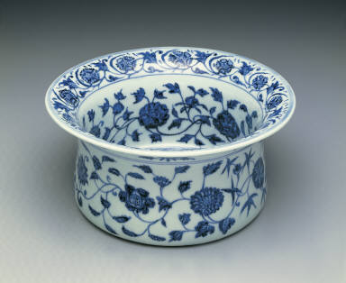 Basin with floral design in underglaze blue