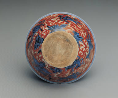 Stem cup with underglaze blue and overglaze red decoration of billows and sea animals