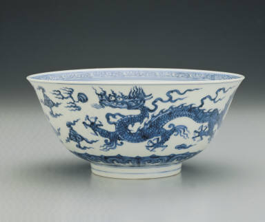 Bowl with double dragons chasing pearls in underglaze blue