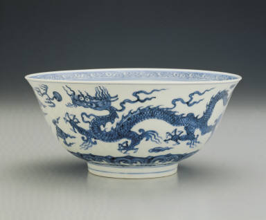 Bowl with double dragons chasing pearls in underglaze blue