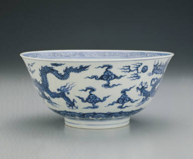 Bowl with double dragons chasing pearls in underglaze blue