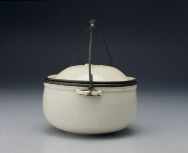 Covered-pot with three lugs in white glaze