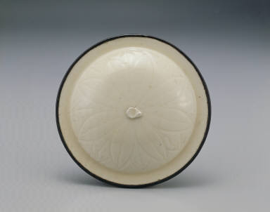 Covered-pot with three lugs in white glaze