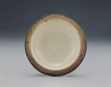 Covered-pot with three lugs in white glaze