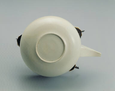 Covered-pot with three lugs in white glaze