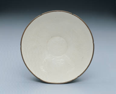 Hibiscus-rimmed bowl with impressed design of lotus pond and fish in white glaze