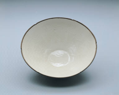 Hibiscus-rimmed bowl with impressed design of lotus pond and fish in white glaze