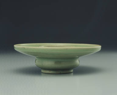 Celadon teacup stand with incised decoration of clouds and cranes