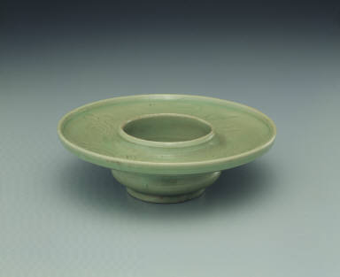 Celadon teacup stand with incised decoration of clouds and cranes