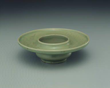 Celadon teacup stand with incised decoration of clouds and cranes