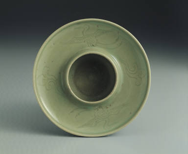 Celadon teacup stand with incised decoration of clouds and cranes