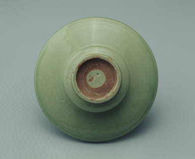 Celadon teacup stand with incised decoration of clouds and cranes