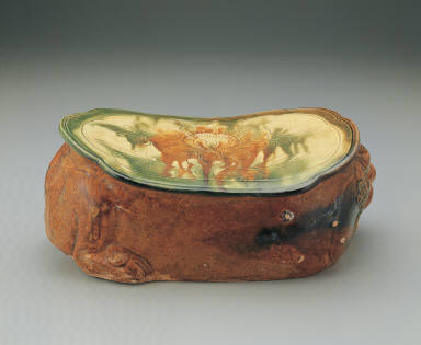 Lion-shaped pillow with san-cai colors