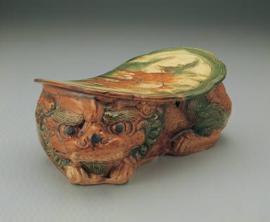 Lion-shaped pillow with san-cai colors