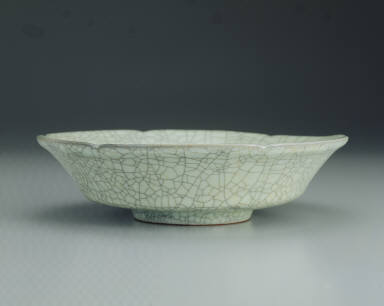 Dish with hibiscus rim in crackled glaze
