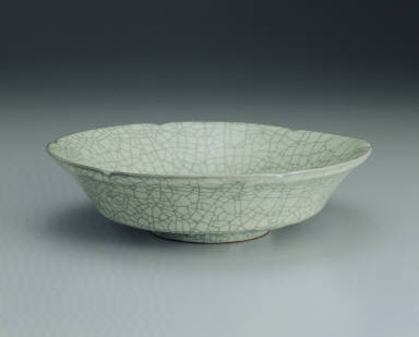 Dish with hibiscus rim in crackled glaze