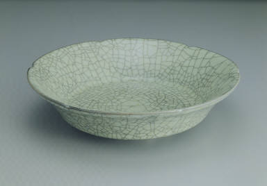 Dish with hibiscus rim in crackled glaze