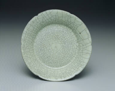 Dish with hibiscus rim in crackled glaze