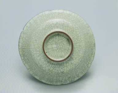 Dish with hibiscus rim in crackled glaze