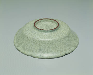 Dish with hibiscus rim in crackled glaze