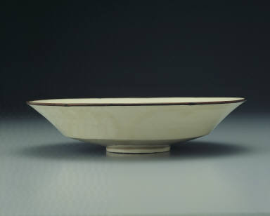 Hibiscus-rimmed dish with incised lotus design in white glaze