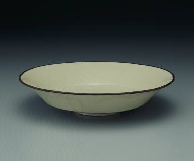 Hibiscus-rimmed dish with incised lotus design in white glaze