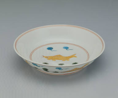 Dish with fishes and water plants in wu-cai enamels