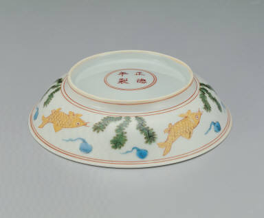 Dish with fishes and water plants in wu-cai enamels