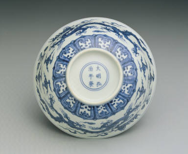 Bowl with double dragons chasing pearls in underglaze blue