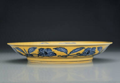 Dish with flowers and fruits in underglaze blue on a yellow ground
