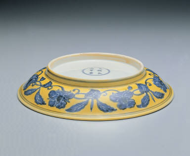 Dish with flowers and fruits in underglaze blue on a yellow ground