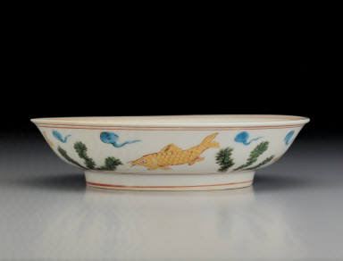 Dish with fishes and water plants in wu-cai enamels