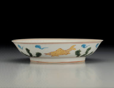 Dish with fishes and water plants in wu-cai enamels