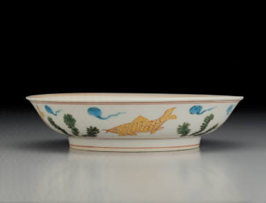 Dish with fishes and water plants in wu-cai enamels