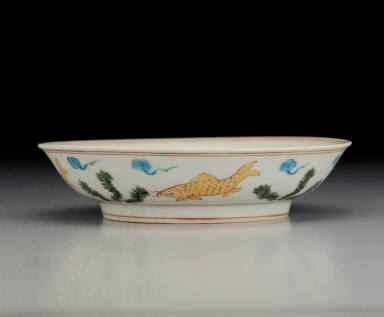 Dish with fishes and water plants in wu-cai enamels