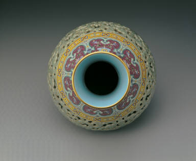 Doubled-vase with dragon design in open-work and famille rose