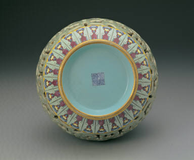 Doubled-vase with dragon design in open-work and famille rose