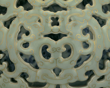 Doubled-vase with dragon design in open-work and famille rose