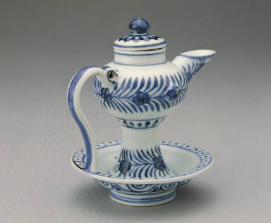 Covered lamp with floral design in underglaze blue