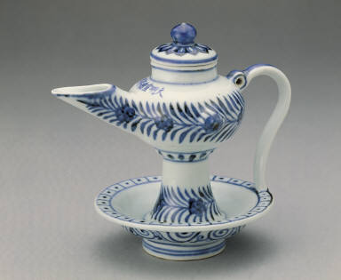 Covered lamp with floral design in underglaze blue