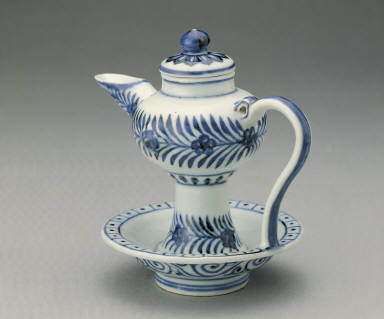 Covered lamp with floral design in underglaze blue