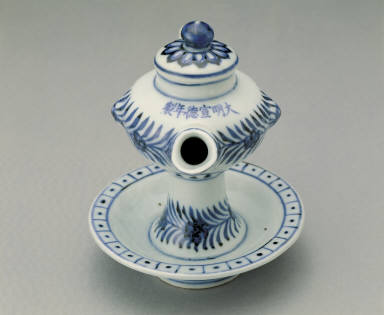 Covered lamp with floral design in underglaze blue