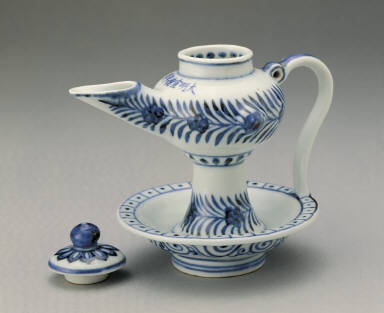 Covered lamp with floral design in underglaze blue