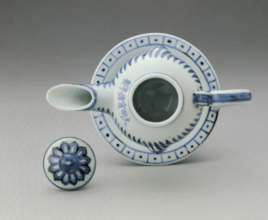 Covered lamp with floral design in underglaze blue